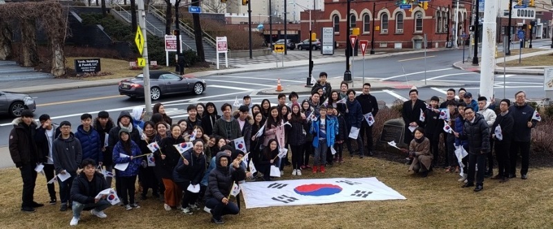 뉴욕과 뉴저지에 있는 두 교회 청년 60여 명이 일본군 위안부 기림비를 방문하고, 대한민국 역사의 아름을 함께 나누며 대한민국과 동북아시아의 안정적 평화를 기원했다. 